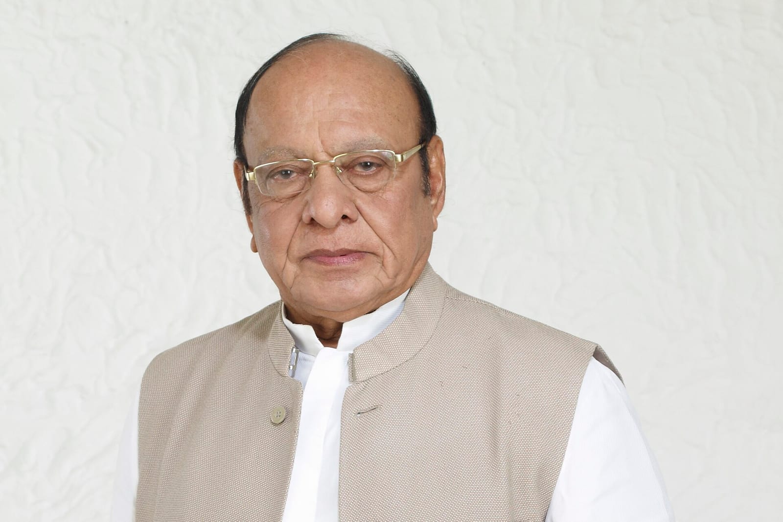 Portrait of Shankersinh Vaghela in a white kurta and a beige sleeveless jacket